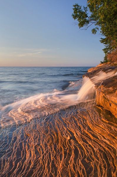 Majchrowicz, Alan 아티스트의 Elliot Falls flowing over layers of Au Train Formation sandstone at Miners Beach  작품
